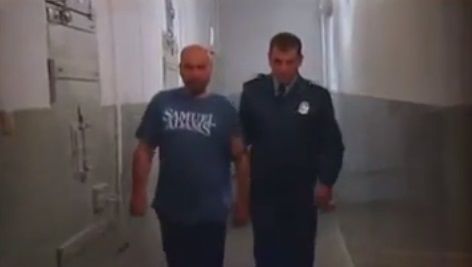 Ermənistanda dəhşət - Mişarla polisə hücum etdi - VİDEO