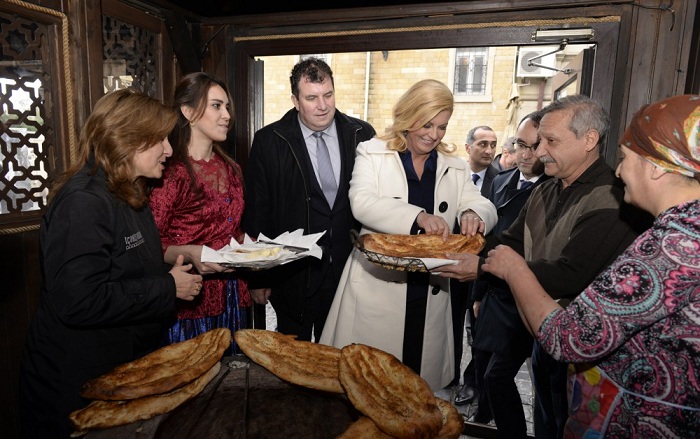 Xorvatiya prezidenti İçərişəhəri gəzdi - FOTOLAR