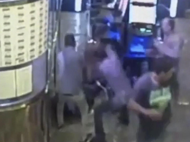 Qumarxana sahibini vəşicəsinə döydülər - VİDEO