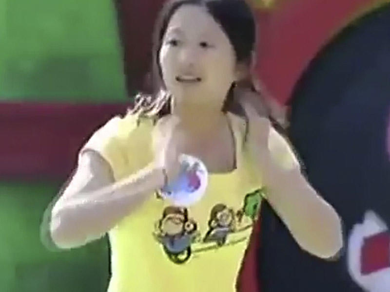 Sinəsi açıq geyimli iştirakçı biabır oldu - VİDEO