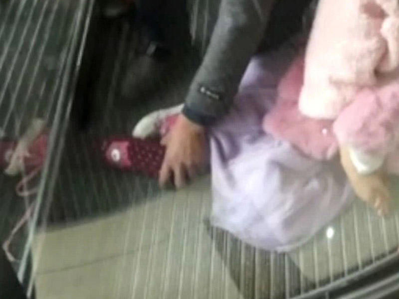 AVM-də qorxulu anlar: Uşağın ayağı qapının arasında qaldı - VİDEO 