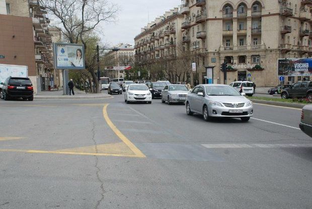 Sürücülərin cərimələnməsinə yeni səbəb: Yolda səhv nişanlanma – VİDEO