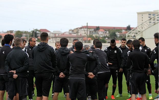 Azarkeşlər “Neftçi” futbolçularını başlarını kəsməklə hədələdi – VİDEO