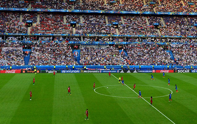 Oyun zamanı futbolçu ayaqyoluna qaçdı