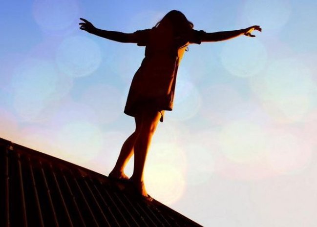 Bakıda 43 yaşlı qadın özünü binadan atdı