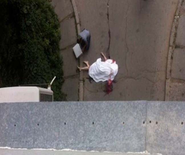 Selfi çəkdirən qız 7-ci mərtəbədən yıxılıb öldü - BAKIDA