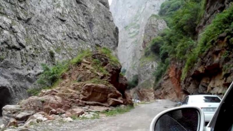 Lerikdə dağ uçqunu: 150-dən artıq avtomobil yolda qaldı