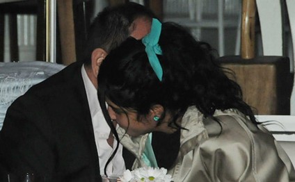 Məşhur iş adamı qızı yaşda xanımla öpüşərkən tutuldu - FOTOLAR