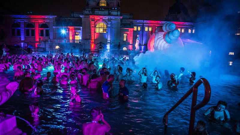 Şəhərin gizli ÜZÜ: Bol içki, çılpaq qızlar, birgə hamam... - VİDEO+FOTO.