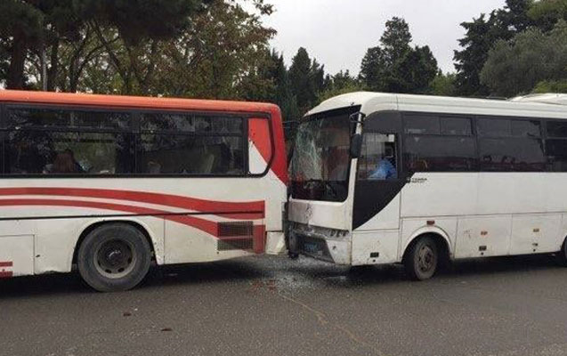 Bakıda iki sərnişin avtobusu toqquşub - Video