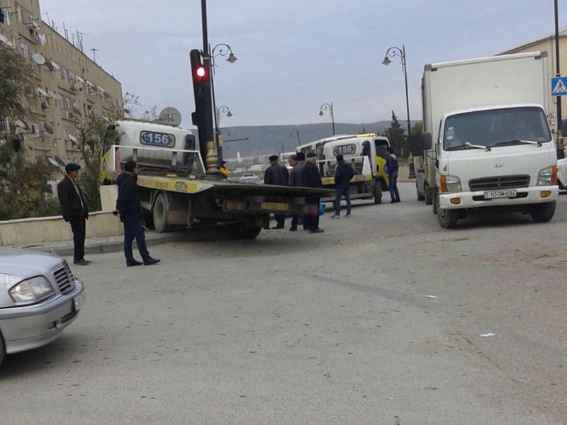 Bakıda evakuator işıq dirəyinə çırpıldı - FOTOLAR