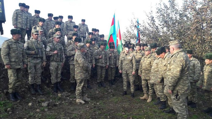 Döyüşdə gözünü və ayağını itirən kəşfiyyatçı təltif edildi - Fotolar