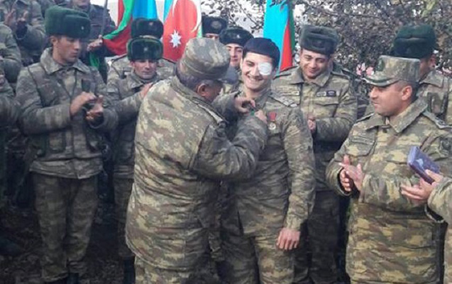 Döyüşdə gözü ilə ayağını itirən kəşfiyyatçı təltif olundu - Fotolar