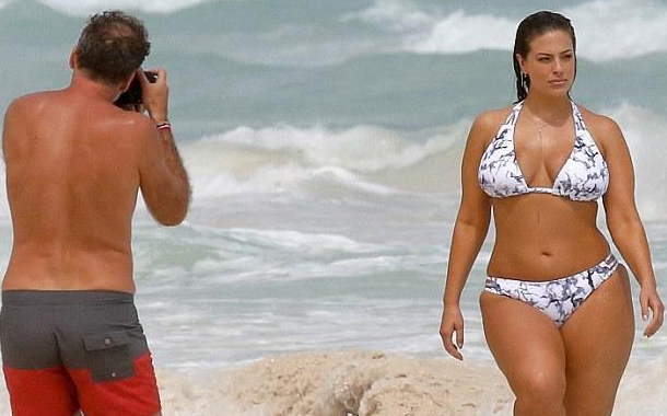 Dünyanın ən məşhur kök modeli yenidən bikinidə — FOTOLAR