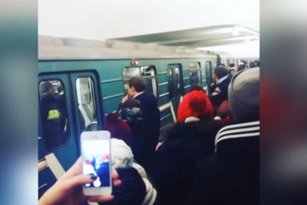 Moskva metrosunda kütləvi dava - Video