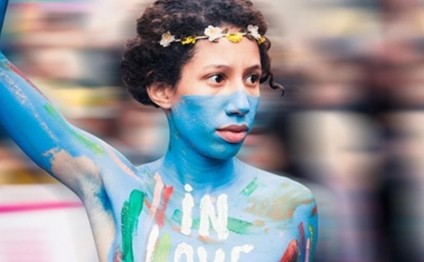 Bakı küçələrində çılpaq qadınlar? - FEMEN