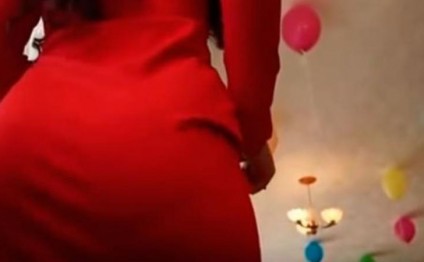 Mini ətəkli bağça tərbiyəçisinin uşaqların qarşısında REKORD QIRAN RƏQSİ - VİDEO