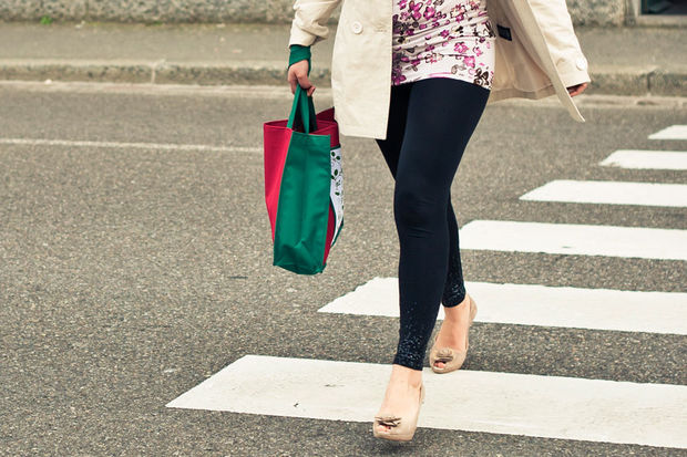 Piyada keçidində hamilə qadını vuran sürücü qaçdı