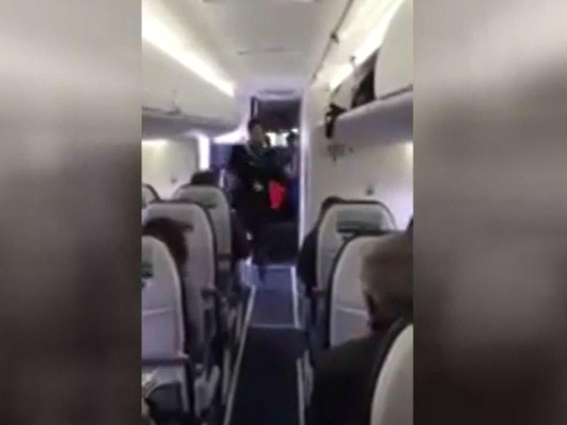 Stüardessadan təyyarədə çılğın rəqs - VİDEO