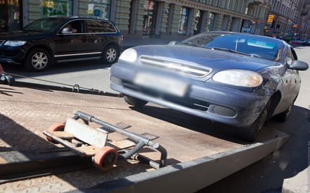 İçərisində xəstə olan avtomobili cərimə meydançasına aparmaq olarmı? — VİDEO