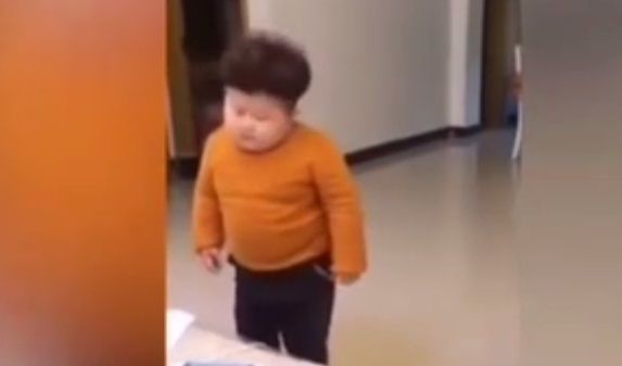 Çinli uşağın rəqsi rekord qırır - Kim Çen İni yamsıladı... - VİDEO