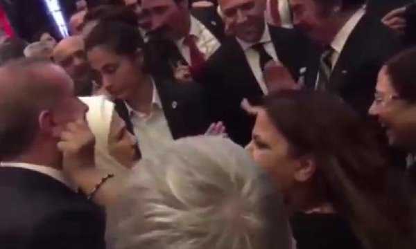 Kibariyə Ərdoğanı çimdiklədi - HƏR KƏS BU VİDEODAN DANIŞIR- VİDEO