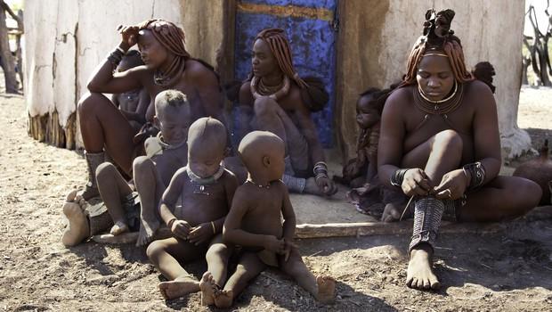 Qadınları çılpaq gəzən, uşaqlara 3 yaşında həyat yoldaşı seçən tayfa - FOTOLAR