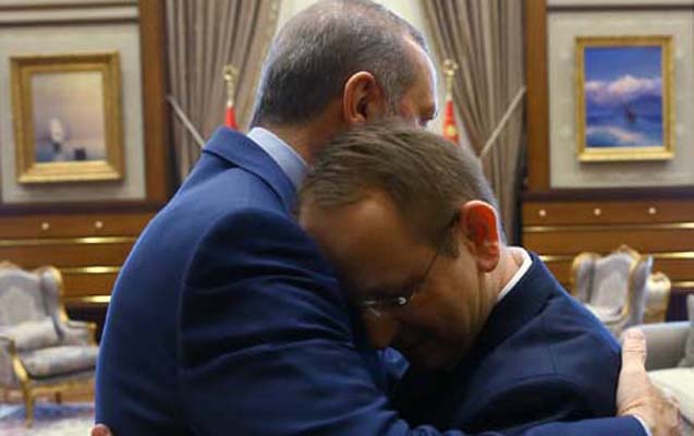 Ərdoğan 15 iyulda tankın altında qalan kişini qucaqladı - Fotolar