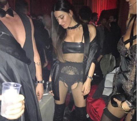 Rəqs edən italyalı milyonçunun sevgilisinin şoka salan geyimi (FOTO)