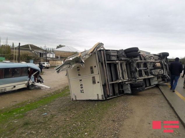 Bakı-Quba yolunda sərnişin avtobusu ilə yük maşını toqquşub - FOTOLAR