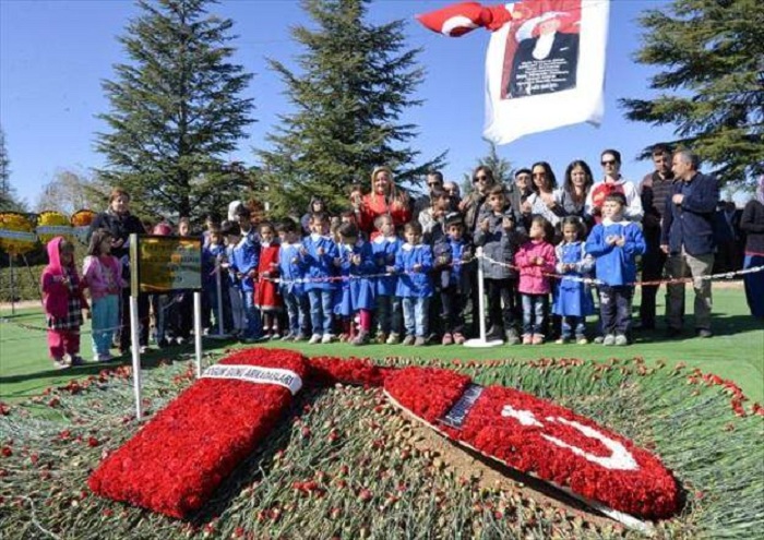 İlham Əliyev Dəmirəlin məzarına çələng göndərib - Fotolar