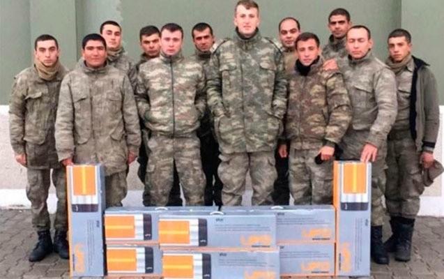 Arda Turan əsgərləri sevindirdi