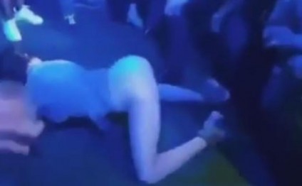Qız diskotekada soyundu: EHTİRASLI RƏQS - VİDEO