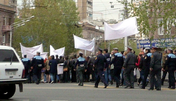 İrəvanda etiraz aksiyası - İşçilər yolu bağladı