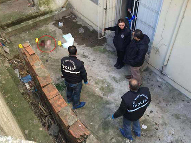 DƏHŞƏT: Qadın tualetdə doğduğu uşağını eyvandan belə tulladı - FOTO