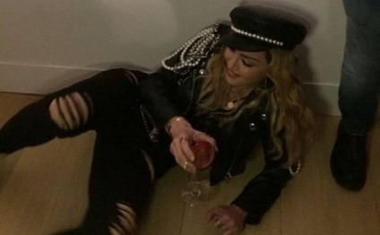 Ulduz müğənni içkili vəziyyətdə biabır oldu - Fotolar
