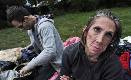 Milyonçu qadın dilənçiyə döndü - FOTOLAR