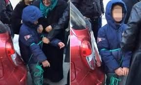 Övladını avtomobilə bağlayıb sürüdü - Ana dəhşəti - VİDEO
