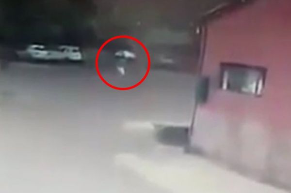 Qadının başına ildırım düşdü - Möcüzə baş verdi... - VİDEO