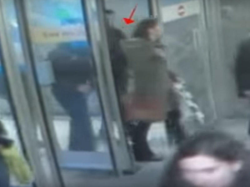 Metroda qadının cibindən telefonu belə çıxartdı - Cibgiri siz də tanıyın - VİDEO