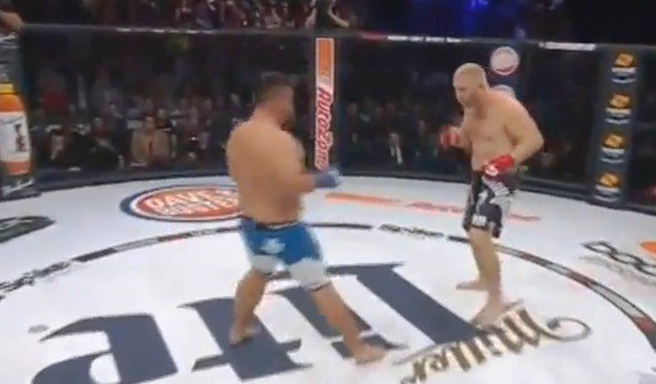 Amerikalı Yaraşıqlı rus idmançısını yerə sərdi - Video