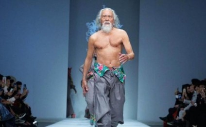 80 yaşlı model həyat dərsi keçir - Fotolar