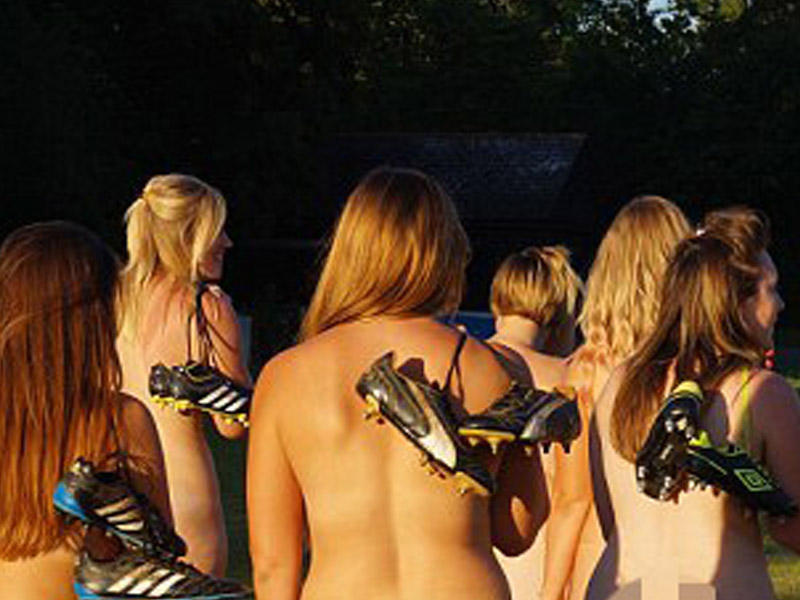 Klubdakı qadınlar təqvim üçün soyundular - FOTO