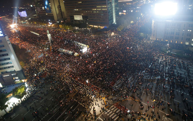 100 minə yaxın etirazçı mərkəzə yığılıb - Prezidenti istefaya çağırır