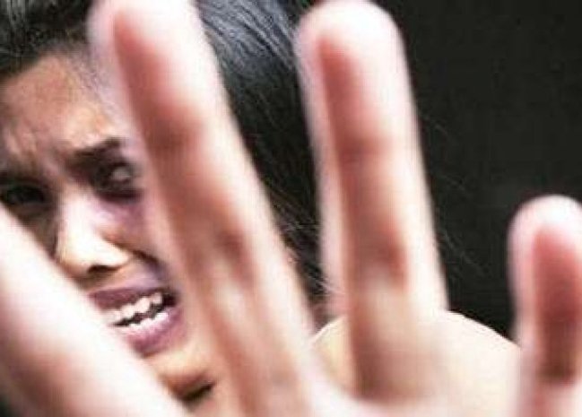 Azərbaycanda ər samovardakı qaynar suyu arvadının üstünə tökdü