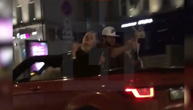 Varlı gənclər paytaxtın mərkəzində avtomobildən pul səpələdi (VİDEO)