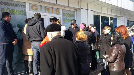 Klinika qarşısında qarşıdurma - Baş redaktor xəsarət aldı (Video)