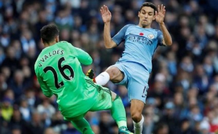 TÜKÜRPƏDƏN ZƏDƏ: Qapıçının ayağı...- VİDEO