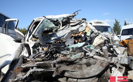 Qala yolunda ağır qəza: yaralılar var