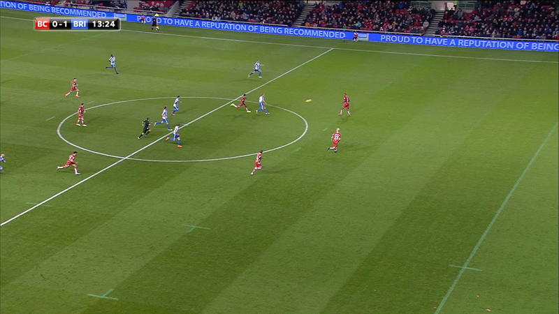 Zərbənin gücündən top qarışıq qapıya girdi - VİDEO